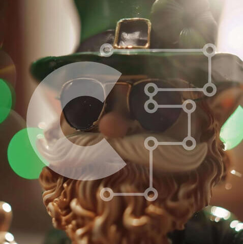 Intra Συλλεκτικό Ξύλινο Παζλ Plywood  4mm - Ειδώλιο καλλικάτζαρου του Αγίου Πατρικίου με πράσινη ενδυμασία και γυαλιά ηλίου Σε Ξύλινο Κουτί - Διαστάσεις: 10x10 cm – 25 κομμάτια - Image 1