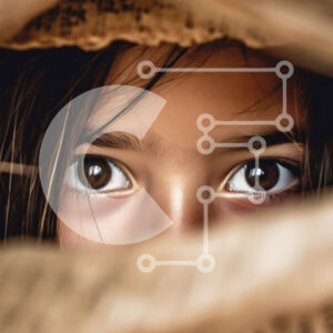 Intra Συλλεκτικό Ξύλινο Παζλ Plywood  4mm - Αξιολάτρευτη εικόνα ενός νεαρού κοριτσιού που κρυφοκοιτάζει πίσω από ένα κομμάτι χαρτί Σε Ξύλινο Κουτί - Διαστάσεις Puzzle: 10x10 cm – 25 κομμάτια