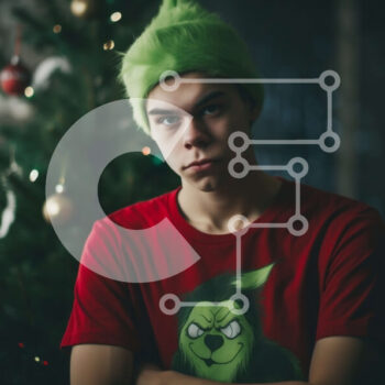 Intra Συλλεκτικό Ξύλινο Παζλ Plywood  4mm - Άνδρας με πράσινο και κόκκινο ντύσιμο ποζάρει με χριστουγεννιάτικο δέντρο Σε Ξύλινο Κουτί - Διαστάσεις: 10x10 cm – 25 κομμάτια - Image 1