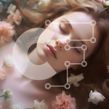 Intra Συλλεκτικό Ξύλινο Παζλ Plywood  4mm - Όμορφη νεαρή γυναίκα ξαπλωμένη ανάμεσα σε ροζ και λευκά λουλούδια Σε Ξύλινο Κουτί - Διαστάσεις Puzzle: 10x10 cm – 25 κομμάτια - Image 1