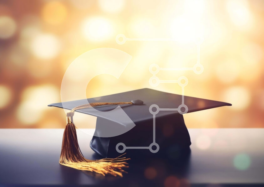 Intra Συλλεκτικό Ξύλινο Παζλ Plywood  4mm - Μαύρο καπέλο αποφοίτησης στο τραπέζι με θολό φόντο Σε Ξύλινο Κουτί - Διαστάσεις Puzzle: 10x10 cm – 25 κομμάτια