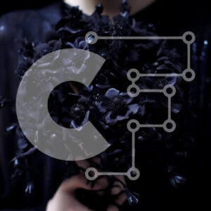 Intra Συλλεκτικό Ξύλινο Παζλ Plywood  4mm - Μυστηριώδης γυναίκα που κρατά μαύρο μπουκέτο λουλούδια Σε Ξύλινο Κουτί - Διαστάσεις Puzzle: 10x10 cm – 25 κομμάτια