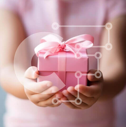 Intra Συλλεκτικό Ξύλινο Παζλ Plywood  4mm - Νεαρό κορίτσι με ανοιχτό ροζ κουτί δώρου και κορδέλα Σε Ξύλινο Κουτί - Διαστάσεις: 10x10 cm – 25 κομμάτια - Image 1