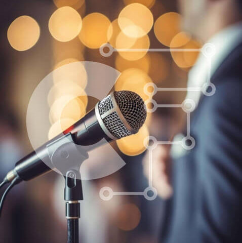 Intra Συλλεκτικό Ξύλινο Παζλ Plywood  4mm - Άνδρας που μιλά στο ανοιχτό μικρόφωνο Σε Ξύλινο Κουτί - Διαστάσεις Puzzle: 10x10 cm – 25 κομμάτια - Image 1