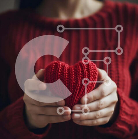 Intra Συλλεκτικό Ξύλινο Παζλ Plywood  4mm - Γυναίκα που κρατά μια κόκκινη κροσέ καρδιά Σε Ξύλινο Κουτί - Διαστάσεις Puzzle: 10x10 cm – 25 κομμάτια - Image 1