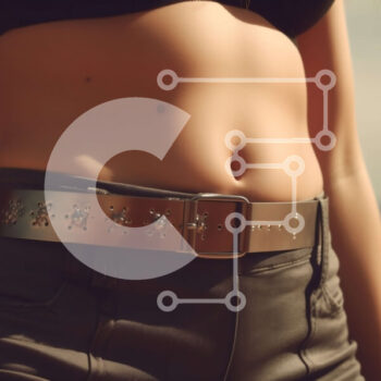 Intra Συλλεκτικό Ξύλινο Παζλ Plywood  4mm - Κομψή γυναίκα με μαύρο μπικίνι και τατουάζ στην παραλία Σε Ξύλινο Κουτί - Διαστάσεις Puzzle: 10x10 cm – 25 κομμάτια - Image 1