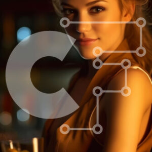 Intra Συλλεκτικό Ξύλινο Παζλ Plywood  4mm - Χαμογελαστή νεαρή γυναίκα που κρατά ένα πορτοκαλί κοκτέιλ στο μπαρ Σε Ξύλινο Κουτί - Διαστάσεις: 10x10 cm – 25 κομμάτια