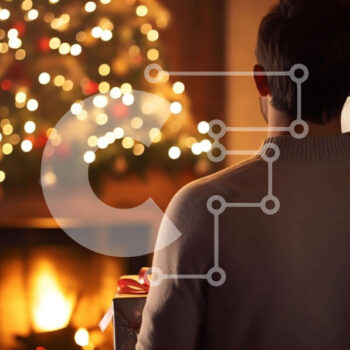 Intra Συλλεκτικό Ξύλινο Παζλ Plywood  4mm - Άνδρας μπροστά από το τζάκι με ανοιχτό δώρο και χριστουγεννιάτικο δέντρο Σε Ξύλινο Κουτί - Διαστάσεις: 10x10 cm – 25 κομμάτια - Image 1