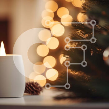 Intra Συλλεκτικό Ξύλινο Παζλ Plywood  4mm - Αναμμένο κερί μπροστά από το στολισμένο χριστουγεννιάτικο δέντρο Σε Ξύλινο Κουτί - Διαστάσεις: 10x10 cm – 25 κομμάτια - Image 1