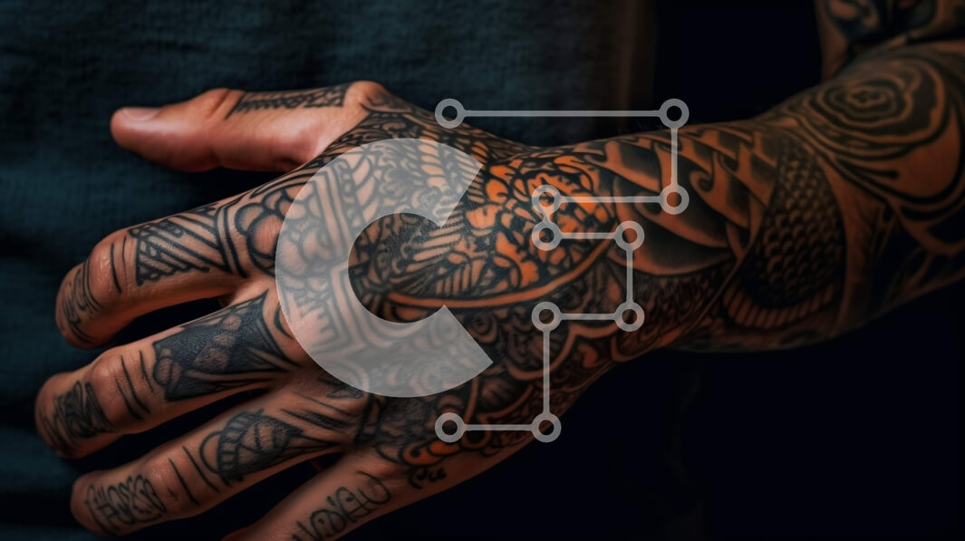 Intra Συλλεκτικό Ξύλινο Παζλ Plywood  4mm - Περίπλοκα τατουάζ χεριών με μαύρο μελάνι Σε Ξύλινο Κουτί - Διαστάσεις Puzzle: 10x10 cm – 25 κομμάτια