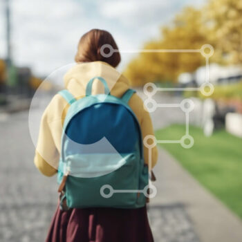 Intra Συλλεκτικό Ξύλινο Παζλ Plywood  4mm - Γυναίκα με κίτρινο πουλόβερ και μπλε σακίδιο πλάτης που περπατά το φθινόπωρο Σε Ξύλινο Κουτί - Διαστάσεις Puzzle: 10x10 cm – 25 κομμάτια - Image 1