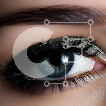 Intra Συλλεκτικό Ξύλινο Παζλ Plywood  4mm - Όμορφη κοντινή πλάνο του γυναικείου ματιού με μπλε σκιά ματιών Σε Ξύλινο Κουτί - Διαστάσεις Puzzle: 10x10 cm – 25 κομμάτια - Image 1