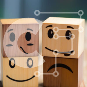 Intra Συλλεκτικό Ξύλινο Παζλ Plywood  4mm - Στοιβαγμένοι ξύλινοι μπλοκ με χαμογελαστά πρόσωπα Σε Ξύλινο Κουτί - Διαστάσεις Puzzle: 10x10 cm – 25 κομμάτια