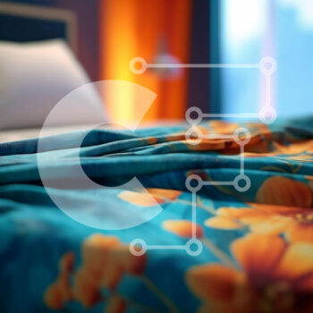 Intra Συλλεκτικό Ξύλινο Παζλ Plywood  4mm - Κοντινό πλάνο ενός πολύχρωμου κρεβατιού με μαξιλάρια σε ένα δωμάτιο με χαμηλό φωτισμό Σε Ξύλινο Κουτί - Διαστάσεις Puzzle: 10x10 cm – 25 κομμάτια - Image 1