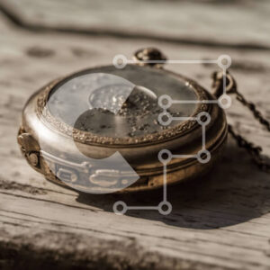 Intra Συλλεκτικό Ξύλινο Παζλ Plywood  4mm - Vintage ρολόι τσέπης με κλειδί σε ξύλινο φόντο Σε Ξύλινο Κουτί - Διαστάσεις: 10x10 cm – 25 κομμάτια