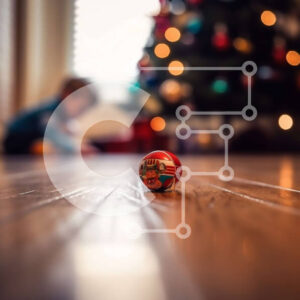 Intra Συλλεκτικό Ξύλινο Παζλ Plywood  4mm - Αξιολάτρευτη εικόνα ενός παιδιού που παίζει με χριστουγεννιάτικα στολίδια Σε Ξύλινο Κουτί - Διαστάσεις: 10x10 cm – 25 κομμάτια