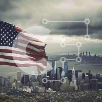 Intra Συλλεκτικό Ξύλινο Παζλ Plywood  4mm - Πατριωτική εικόνα της αμερικανικής σημαίας και του ορίζοντα της πόλης σε μια θυελλώδη ημέρα Σε Ξύλινο Κουτί - Διαστάσεις Puzzle: 10x10 cm – 25 κομμάτια - Image 1