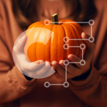 Intra Συλλεκτικό Ξύλινο Παζλ Plywood  4mm - Άτομο που κρατά τη μικρή κολοκύθα στα χέρια Σε Ξύλινο Κουτί - Διαστάσεις Puzzle: 10x10 cm – 25 κομμάτια - Image 1