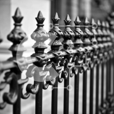 Intra Συλλεκτικό Ξύλινο Παζλ Plywood 4mm - Περίπλοκο σχέδιο φράχτη από σφυρήλατο σίδερο σε μαύρο και άσπρο Σε Ξύλινο Κουτί - Διαστάσεις Puzzle: 10x10 cm – 25 κομμάτια - Image 1