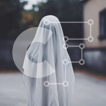 Intra Συλλεκτικό Ξύλινο Παζλ Plywood  4mm - Ghostly Figure στο Alleyway Σε Ξύλινο Κουτί - Διαστάσεις Puzzle: 10x10 cm – 25 κομμάτια - Image 1