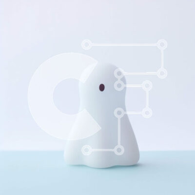 Intra Συλλεκτικό Ξύλινο Παζλ Plywood 4mm - Μικρό λευκό στολίδι φάντασμα σε μπλε επιφάνεια Σε Ξύλινο Κουτί - Διαστάσεις: 10x10 cm – 25 κομμάτια - Image 1