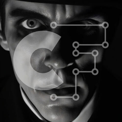 Intra Συλλεκτικό Ξύλινο Παζλ Plywood  4mm - Απόκοσμη φωτογραφία ενός άνδρα με καπέλο και μονόκλινο και λαμπερά μάτια Σε Ξύλινο Κουτί - Διαστάσεις Puzzle: 10x10 cm – 25 κομμάτια - Image 1