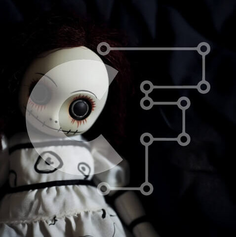 Intra Συλλεκτικό Ξύλινο Παζλ Plywood  4mm - Λευκή κούκλα με κόκκινα μάτια και μαύρα μαλλιά ξαπλωμένη σε ένα κρεβάτι Σε Ξύλινο Κουτί - Διαστάσεις Puzzle: 10x10 cm – 25 κομμάτια - Image 1