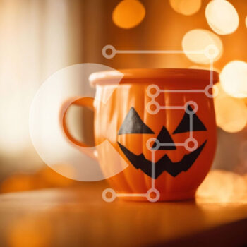 Intra Συλλεκτικό Ξύλινο Παζλ Plywood  4mm - Πορτοκαλί κούπα καφέ προσώπου κολοκύθας σε ένα εορταστικό τραπέζι Σε Ξύλινο Κουτί - Διαστάσεις Puzzle: 10x10 cm – 25 κομμάτια - Image 1