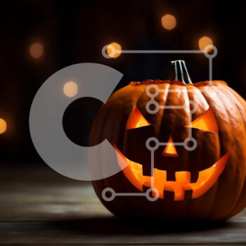 Intra Συλλεκτικό Ξύλινο Παζλ Plywood  4mm - Σκαλιστή κολοκύθα με λαμπερά φώτα σε ένα παλιό ξύλινο τραπέζι Σε Ξύλινο Κουτί - Διαστάσεις Puzzle: 10x10 cm – 25 κομμάτια - Image 1