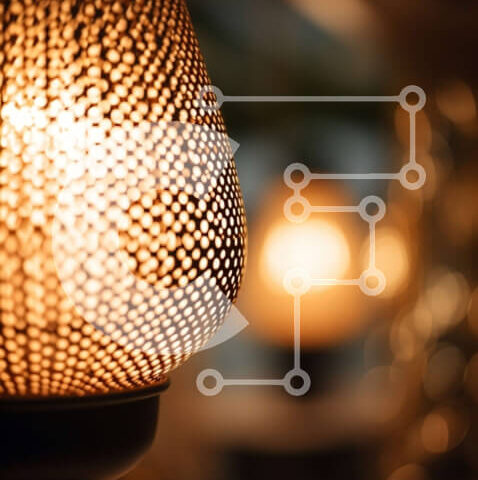 Intra Συλλεκτικό Ξύλινο Παζλ Plywood 4mm - Κοντινή όψη ενός μοντέρνου επιτραπέζιου φωτιστικού με υφαντό μεταλλικό πλέγμα Σε Ξύλινο Κουτί - Διαστάσεις Puzzle: 10x10 cm – 25 κομμάτια - Image 1