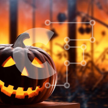 Intra Συλλεκτικό Ξύλινο Παζλ Plywood  4mm - Φωτισμένη κολοκύθα σε ξύλινο τραπέζι Σε Ξύλινο Κουτί - Διαστάσεις Puzzle: 10x10 cm – 25 κομμάτια - Image 1