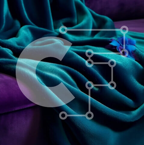 Intra Συλλεκτικό Ξύλινο Παζλ Plywood  4mm - Κομψός και άνετος μωβ βελούδινος καναπές με μπλε λουλούδι Σε Ξύλινο Κουτί - Διαστάσεις Puzzle: 10x10 cm – 25 κομμάτια - Image 1