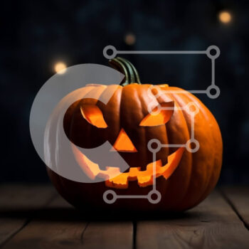 Intra Συλλεκτικό Ξύλινο Παζλ Plywood  4mm - Σκαλιστή κολοκύθα με το φως των κεριών σε ξύλινο τραπέζι Σε Ξύλινο Κουτί - Διαστάσεις Puzzle: 10x10 cm – 25 κομμάτια - Image 1