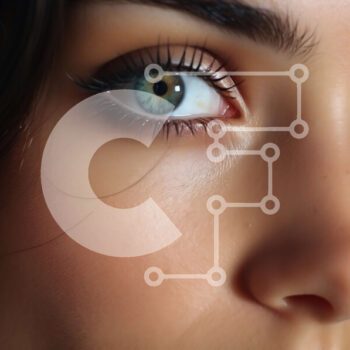 Intra Συλλεκτικό Ξύλινο Παζλ Plywood  4mm - Πορτρέτο μιας γυναίκας με μακριά σγουρά καστανά μαλλιά και πράσινα μάτια Σε Ξύλινο Κουτί - Διαστάσεις Puzzle: 10x10 cm – 25 κομμάτια - Image 1