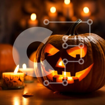 Intra Συλλεκτικό Ξύλινο Παζλ Plywood  4mm - Απόκοσμη κολοκύθα αποκριών σε ξύλινο τραπέζι με αναμμένο κερί Σε Ξύλινο Κουτί - Διαστάσεις: 10x10 cm – 25 κομμάτια - Image 1