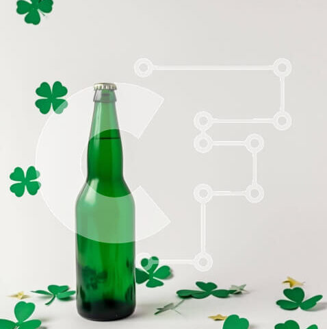 Intra Συλλεκτικό Ξύλινο Παζλ Plywood 4mm - Μπουκάλι μπύρας του Αγίου Πατρικίου με φύλλα τριφυλλιού Σε Ξύλινο Κουτί - Διαστάσεις: 10x10 cm – 25 κομμάτια - Image 1