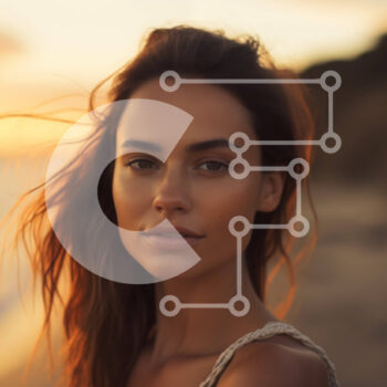 Intra Συλλεκτικό Ξύλινο Παζλ Plywood  4mm - Όμορφη γυναίκα που ποζάρει στην παραλία στο ηλιοβασίλεμα Σε Ξύλινο Κουτί - Διαστάσεις Puzzle: 10x10 cm – 25 κομμάτια - Image 1