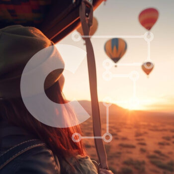 Intra Συλλεκτικό Ξύλινο Παζλ Plywood  4mm - Γυναίκα που απολαμβάνει το ηλιοβασίλεμα σε αερόστατο που περιβάλλεται από πολύχρωμα μπαλόνια Σε Ξύλινο Κουτί - Διαστάσεις Puzzle: 10x10 cm – 25 κομμάτια - Image 1