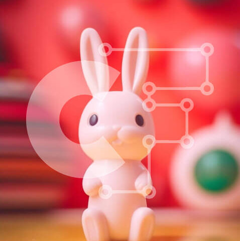 Intra Συλλεκτικό Ξύλινο Παζλ Plywood  4mm - Λευκό ειδώλιο λαγουδάκι σε πορτοκαλί φόντο με μπάλες και μπαλόνια με έντονα χρώματα Σε Ξύλινο Κουτί - Διαστάσεις: 10x10 cm – 25 κομμάτια - Image 1