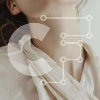 Intra Συλλεκτικό Ξύλινο Παζλ Plywood  4mm - Νεαρή γυναίκα με μακριά μαλλιά που κοιτάζει ψηλά στην κάμερα Σε Ξύλινο Κουτί - Διαστάσεις Puzzle: 10x10 cm – 25 κομμάτια - Image 1