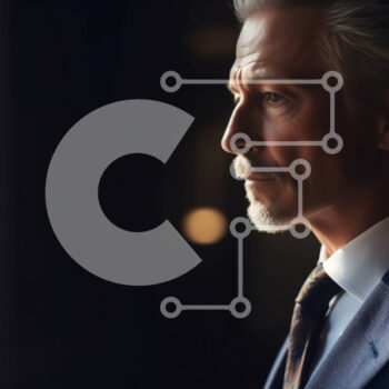 Intra Συλλεκτικό Ξύλινο Παζλ Plywood  4mm - Μεσήλικας επιχειρηματίας από το παράθυρο κοιτάζοντας τον ορίζοντα της πόλης Σε Ξύλινο Κουτί - Διαστάσεις Puzzle: 10x10 cm – 25 κομμάτια - Image 1