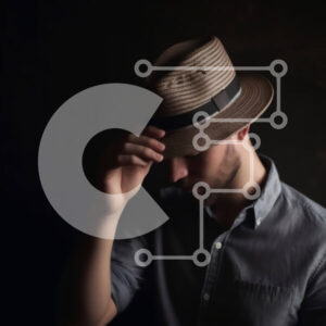 Intra Συλλεκτικό Ξύλινο Παζλ Plywood  4mm - Άνδρας που φορά καφέ καπέλο και μπλε πουκάμισο σε σκούρο φόντο Σε Ξύλινο Κουτί - Διαστάσεις Puzzle: 10x10 cm – 25 κομμάτια