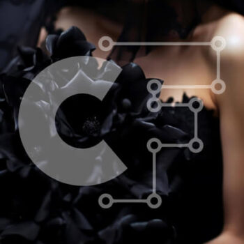 Intra Συλλεκτικό Ξύλινο Παζλ Plywood  4mm - Γυναίκα με μαύρο μπουκέτο λουλουδιών Σε Ξύλινο Κουτί - Διαστάσεις Puzzle: 10x10 cm – 25 κομμάτια - Image 1