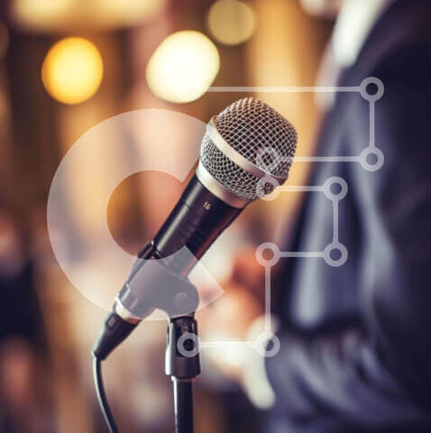 Intra Συλλεκτικό Ξύλινο Παζλ Plywood  4mm - Άνθρωπος στο ανοιχτό μικρόφωνο για εκδηλώσεις δημόσιας ομιλίας Σε Ξύλινο Κουτί - Διαστάσεις Puzzle: 10x10 cm – 25 κομμάτια - Image 1