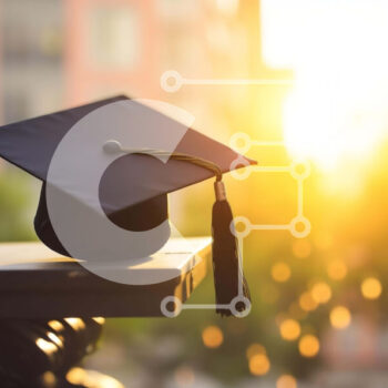 Intra Συλλεκτικό Ξύλινο Παζλ Plywood  4mm - Καπάκι αποφοίτησης στο ηλιοβασίλεμα με κτίρια στο παρασκήνιο Σε Ξύλινο Κουτί - Διαστάσεις Puzzle: 10x10 cm – 25 κομμάτια - Image 1