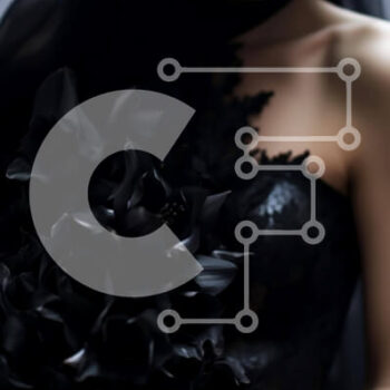 Intra Συλλεκτικό Ξύλινο Παζλ Plywood  4mm - Γυναίκα με μαύρο φόρεμα με πέπλο που κρατά λουλούδια Σε Ξύλινο Κουτί - Διαστάσεις Puzzle: 10x10 cm – 25 κομμάτια - Image 1