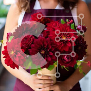 Intra Συλλεκτικό Ξύλινο Παζλ Plywood  4mm - Γυναίκα με κόκκινη ανθοδέσμη Ντάλιες Σε Ξύλινο Κουτί - Διαστάσεις Puzzle: 10x10 cm – 25 κομμάτια