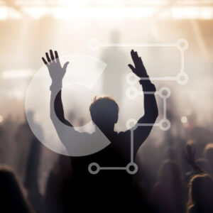 Intra Συλλεκτικό Ξύλινο Παζλ Plywood  4mm - Άνδρας με σηκωμένα χέρια σε εκδήλωση ή συναυλία Σε Ξύλινο Κουτί - Διαστάσεις Puzzle: 10x10 cm – 25 κομμάτια