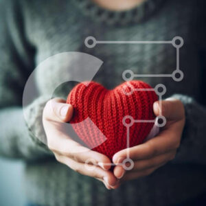 Intra Συλλεκτικό Ξύλινο Παζλ Plywood  4mm - Γυναίκα που κρατά πλεκτή κόκκινη καρδιά με προσοχή Σε Ξύλινο Κουτί - Διαστάσεις Puzzle: 10x10 cm – 25 κομμάτια