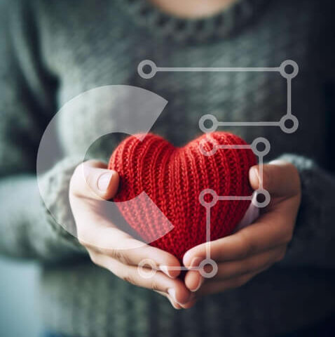 Intra Συλλεκτικό Ξύλινο Παζλ Plywood  4mm - Γυναίκα που κρατά πλεκτή κόκκινη καρδιά με προσοχή Σε Ξύλινο Κουτί - Διαστάσεις Puzzle: 10x10 cm – 25 κομμάτια - Image 1